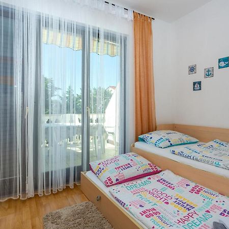 Beautiful Apartment In Malinska With Kitchen Exterior foto